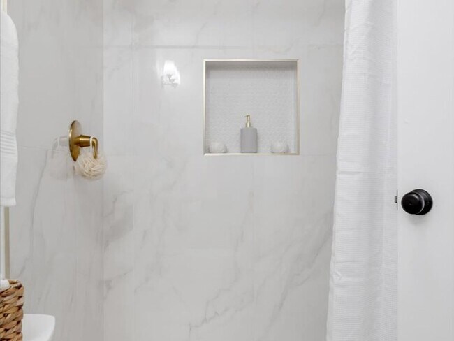 Building Photo - Beautifully upgraded 2 bedroom 2 story tow...