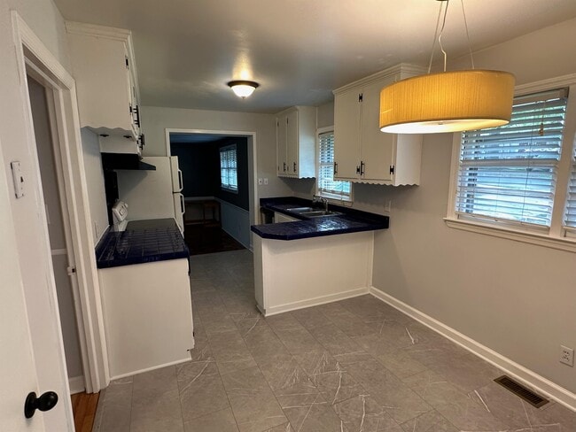 Building Photo - 408 Avery St