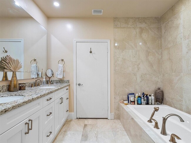 Building Photo - 3620 Yacht Club Dr