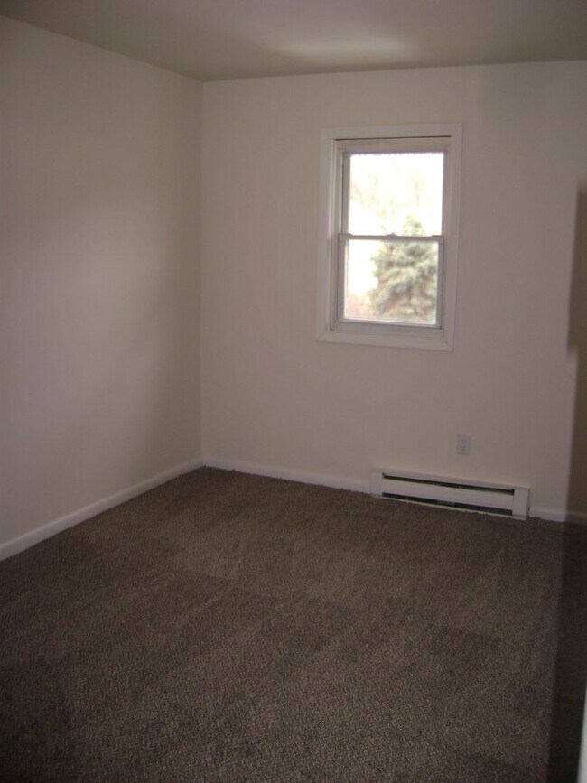 Building Photo - 3BR Townhome with garage! - Northampton School District