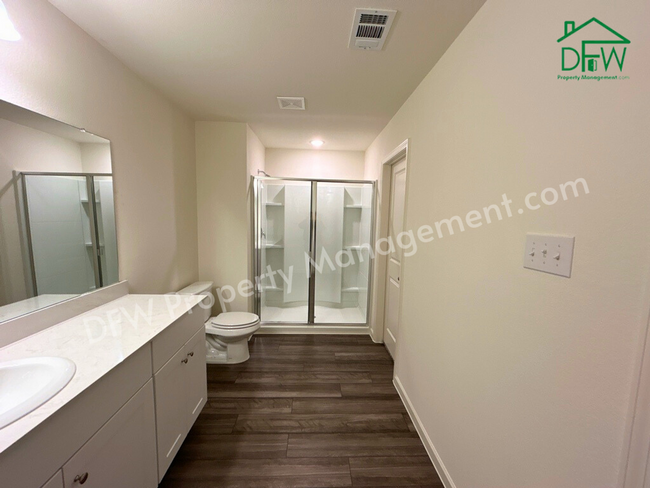 Building Photo - Spacious 5-Bedroom Home with Modern Upgrad...