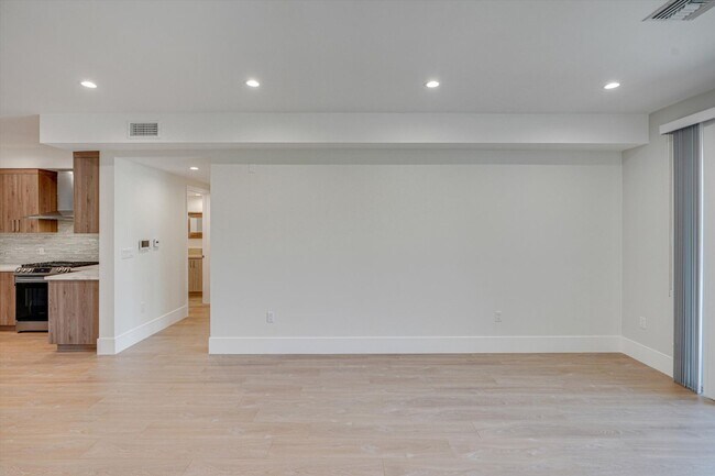 Building Photo - Riverside 4 Lease