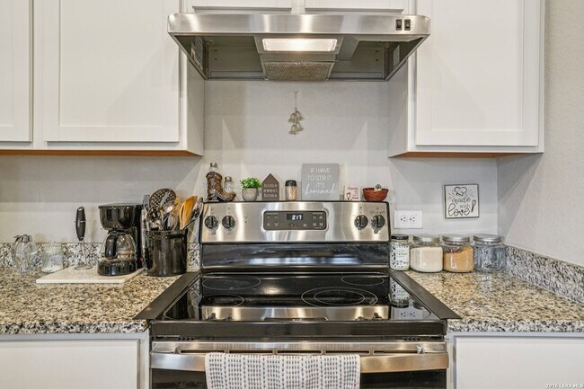 Building Photo - 633 Oleander Crk