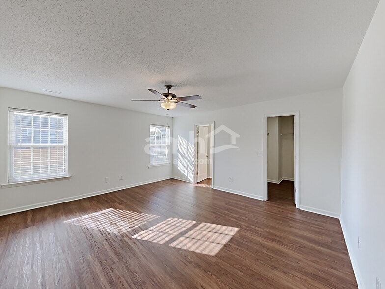 Building Photo - 8017 Wesley Farm Dr