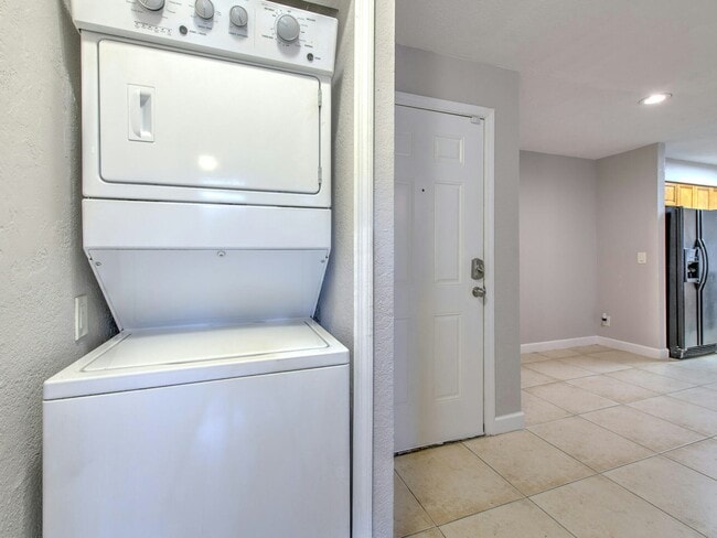 Building Photo - 526 Golden Raintree Pl