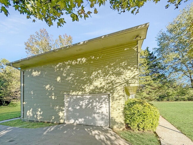 Building Photo - 3766 Saddle Ridge Dr SW