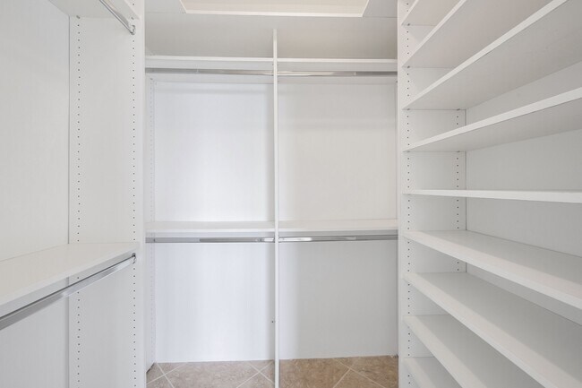 Building Photo - 10350 W Bay Harbor Dr