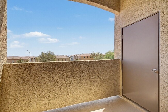 Building Photo - 2 BEDROOM CONDO WITH MOUNTAIN VIEWS!