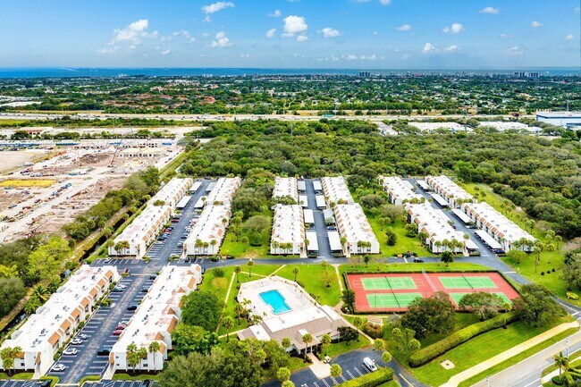 Building Photo - 2905 SW 22nd Ave