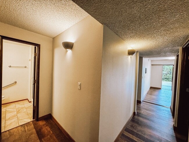 Building Photo - Elaborate 4 Bedroom 3 Bathroom Retreat in ...