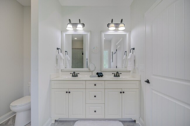 Building Photo - Fully Furnished, Short Term Rental, 1 Mont...