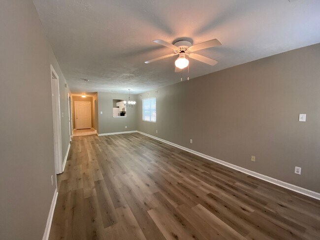 Building Photo - 2 Bedroom, 2 Bath End Unit Townhome in Bro...