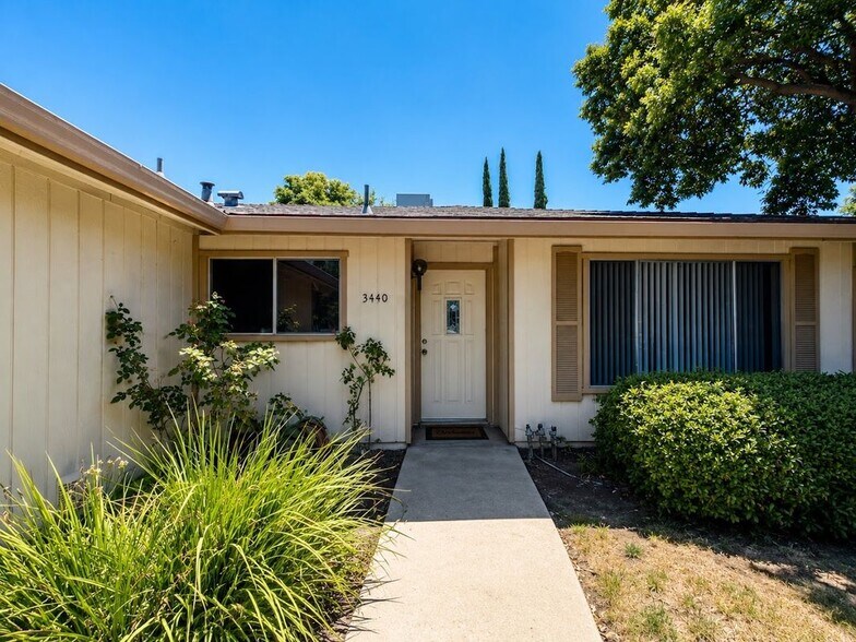 Building Photo - 3440 La Jolla Way