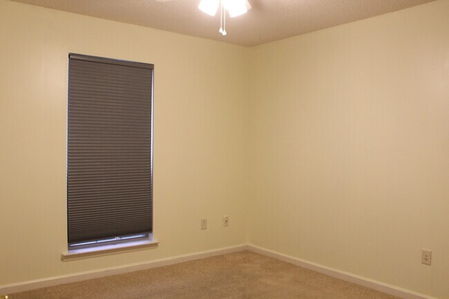 Building Photo - 504 Bedford Ct