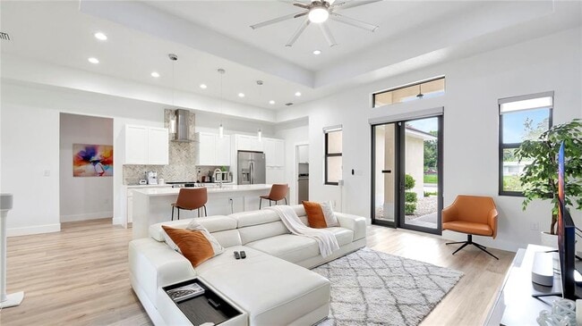 Building Photo - 306 E Clay Ave