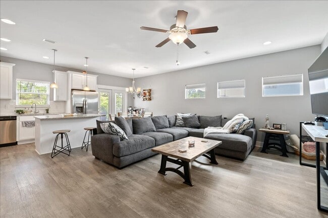 Building Photo - Stunning Tuscany Village Townhouse!