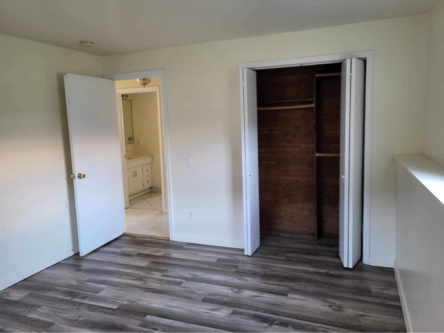 Building Photo - 4 Dr Knapp Rd S