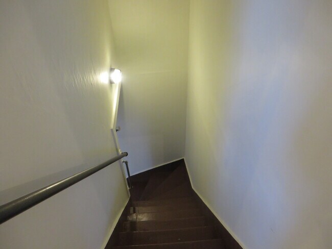 Building Photo - Large Three Bedroom, 1.5 Bathroom Home hal...