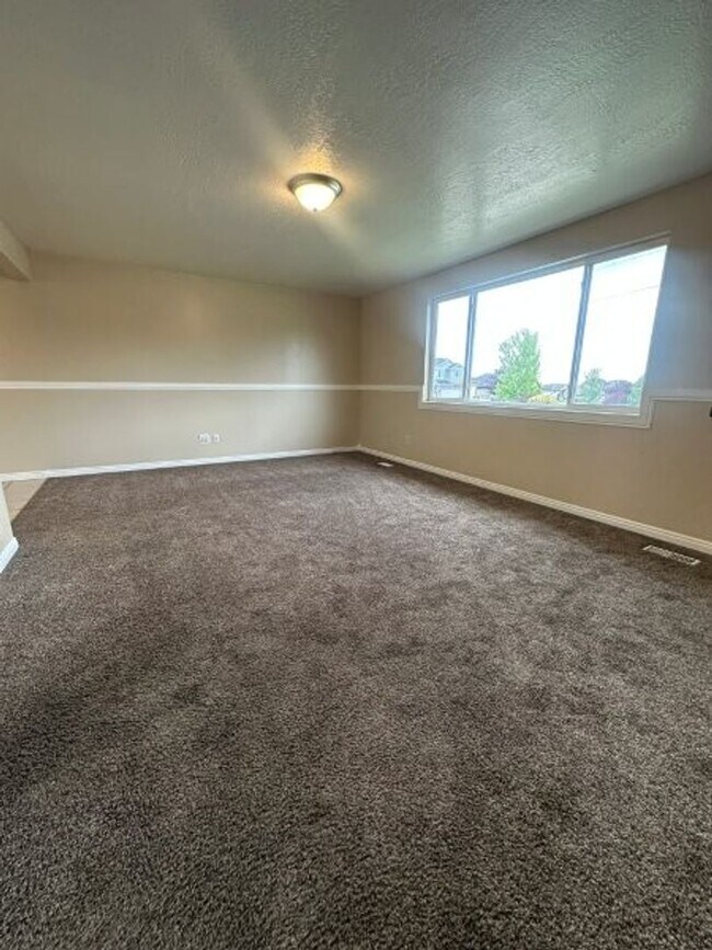 Building Photo - Spacious & Affordable! 5 Bed 2 Bath Home f...