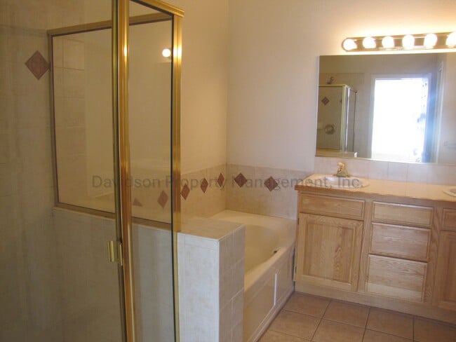 Building Photo - Beautiful 3 Bedroom Townhouse in Gleneagle, Gated Community!