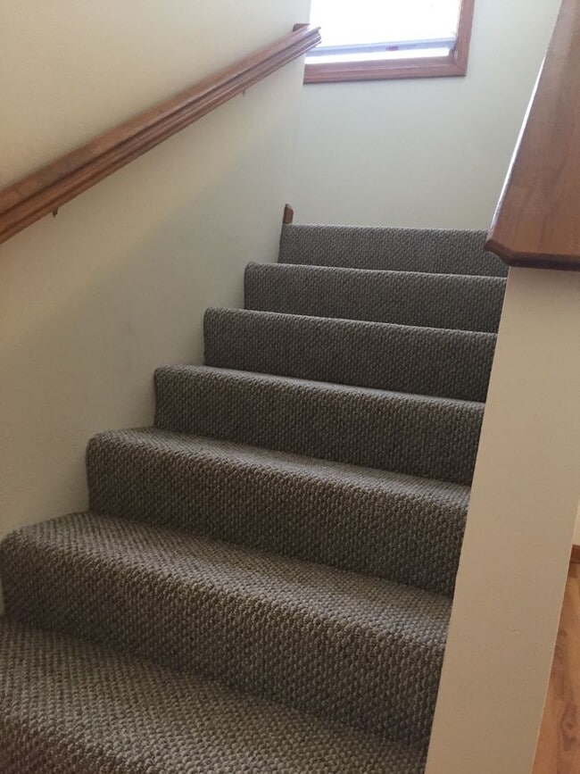 Building Photo - Perfect location 3 bed 2 bath with fenced in back yard and two car garage!