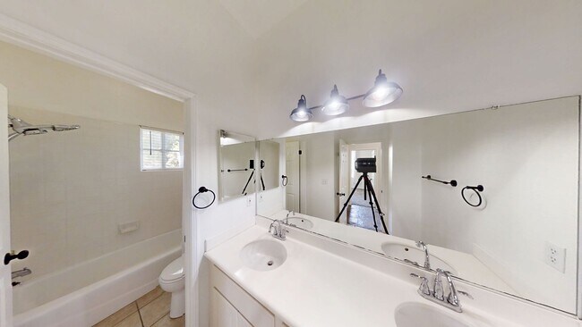Building Photo - Beautiful 4 Bedroom Family Home