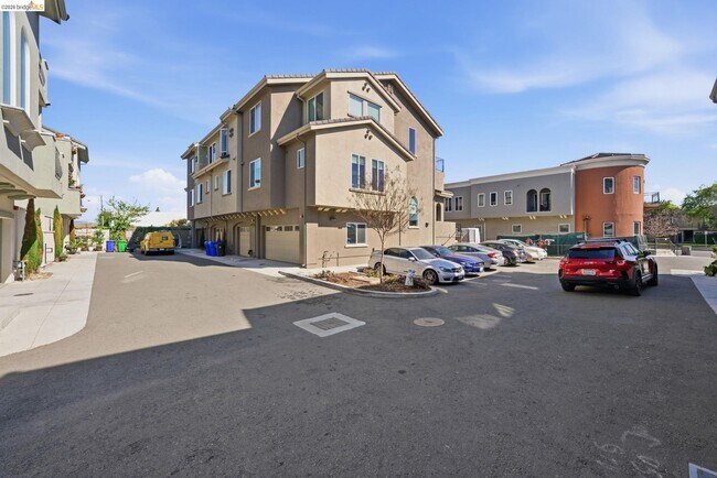 Building Photo - 817 Estancia Ter