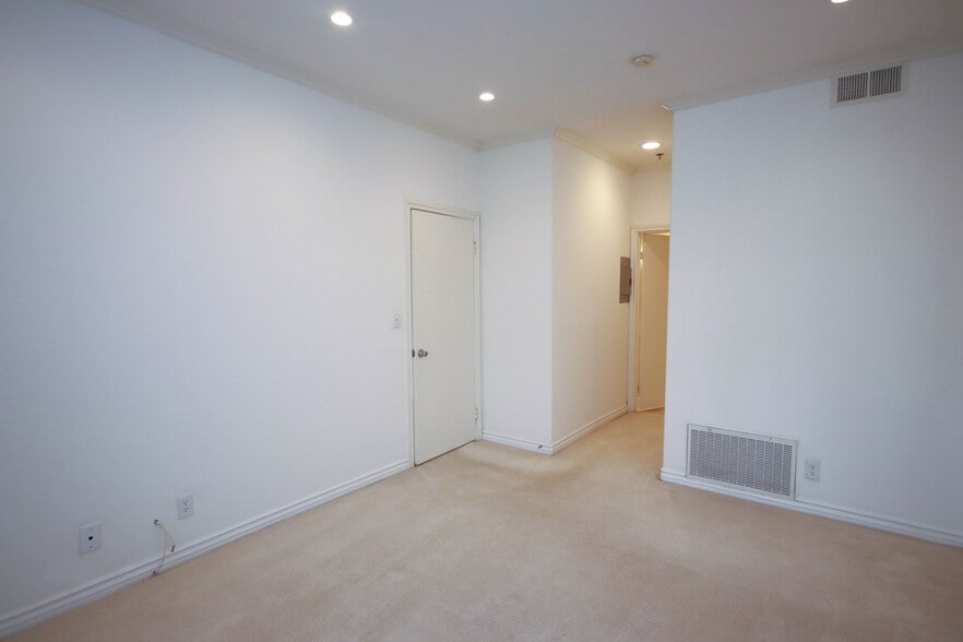 Building Photo - 300 N El Molino Ave