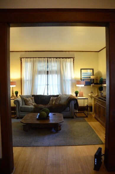 Living room - 914 6th St E