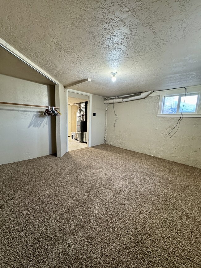 Building Photo - 560 E 6th N