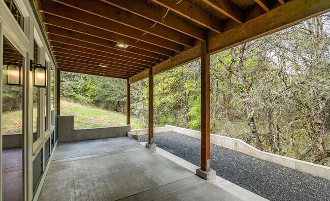 Building Photo - Spacious Custom Built Home in NW Corvallis