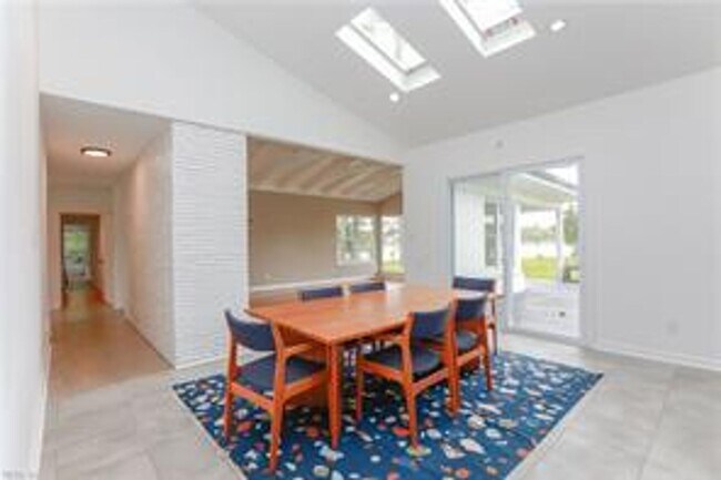 Building Photo - 4 BED/3 BATH LOCATED IN A WATERFRONT COMMUNITY!