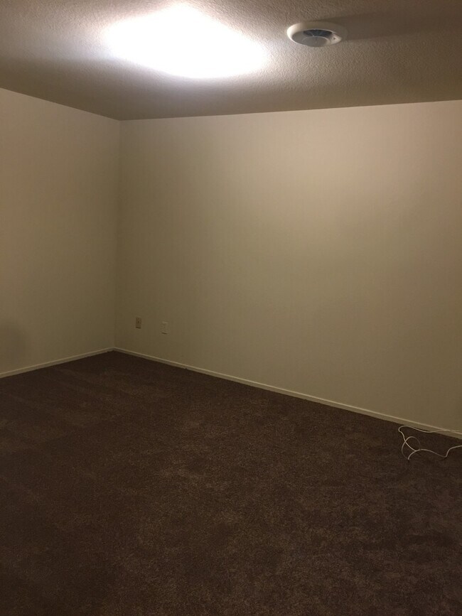 Building Photo - 3 Bedroom 2 Bath Duplex for Rent!