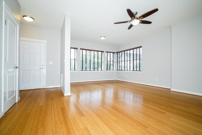 Building Photo - 2400 NE Park Dr