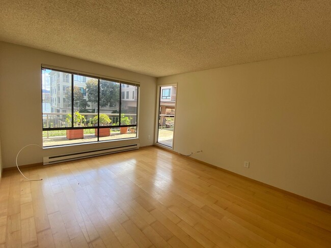 Building Photo - One bedroom condo with hardwood floors - W...