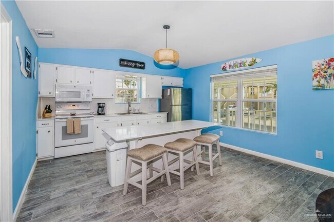 Building Photo - 18 W Hibiscus St