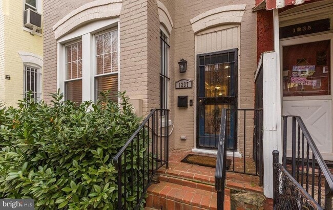 Building Photo - 1237 I St NE