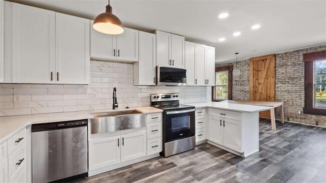 Building Photo - 610 Madola Rd