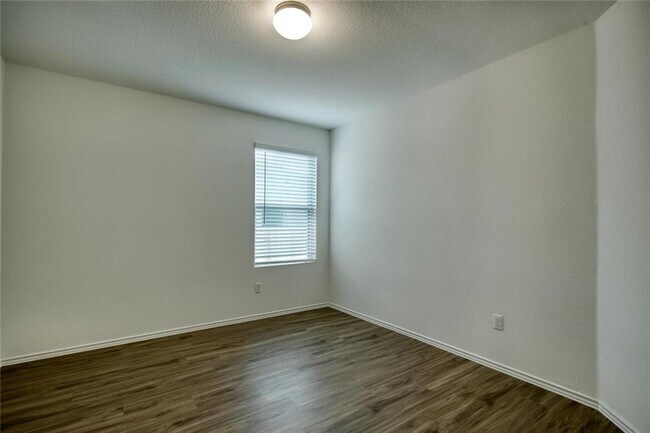 Building Photo - 1424 Chad Dr