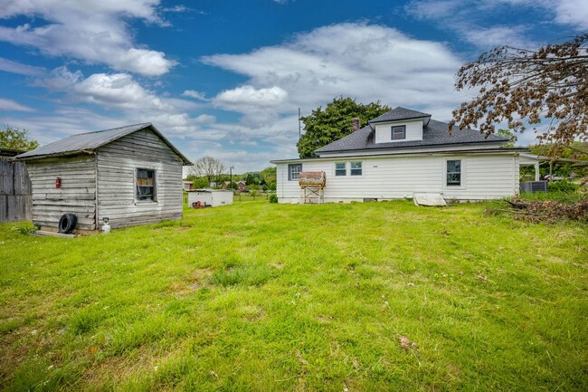 Building Photo - 4 Br/ 1 bath Farmhouse