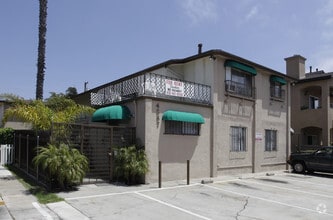 Building Photo - Gorgeous property! Cute Units!
