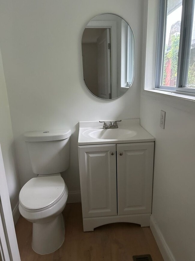 Building Photo - Charming Chattanooga Home Conveniently Located Near Downtown