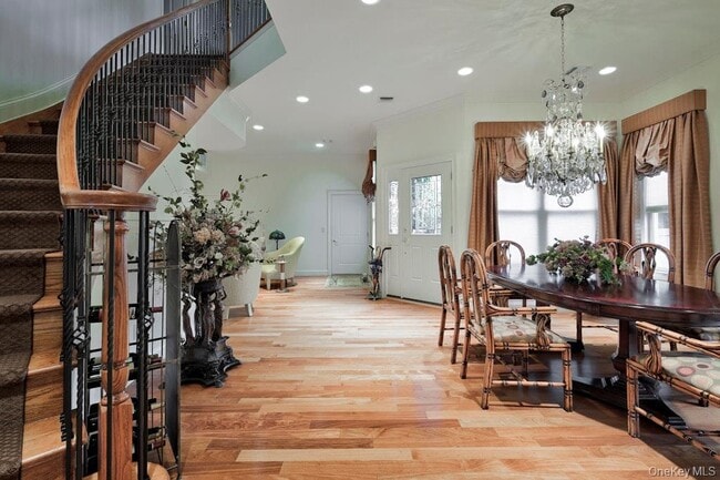 Building Photo - 702 Equestrian Way