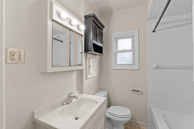 Building Photo - 1001 Woodsdale Ave