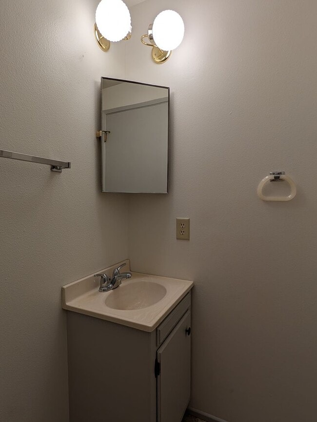 Building Photo - Great 2 bed/1.5 bath townhome in Springfield