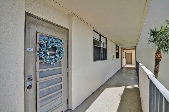 Building Photo - 2400 Deer Creek Country Club Blvd