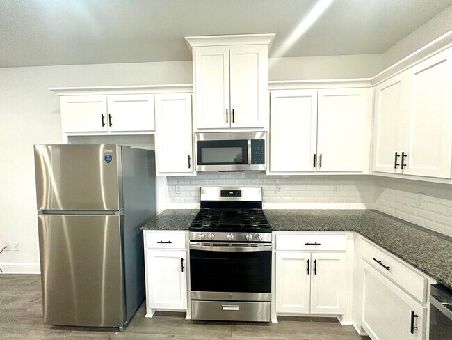 Building Photo - Centerton Home Available NOW! 4 bed, 2 full bath no carpet home. LARGE fenced backyard