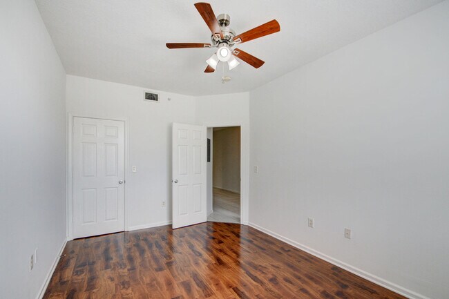 Building Photo - 2020 Greenview Shores Blvd