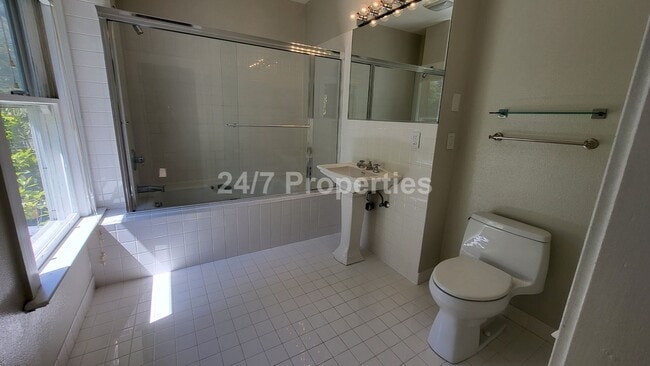 Building Photo - Beautiful Vintage 3 BD | 2.5 BA Home - Nob...