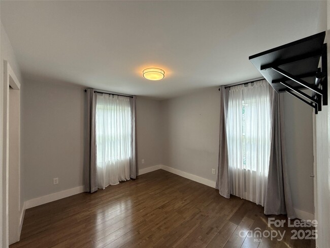 Building Photo - 300 E Peterson Dr